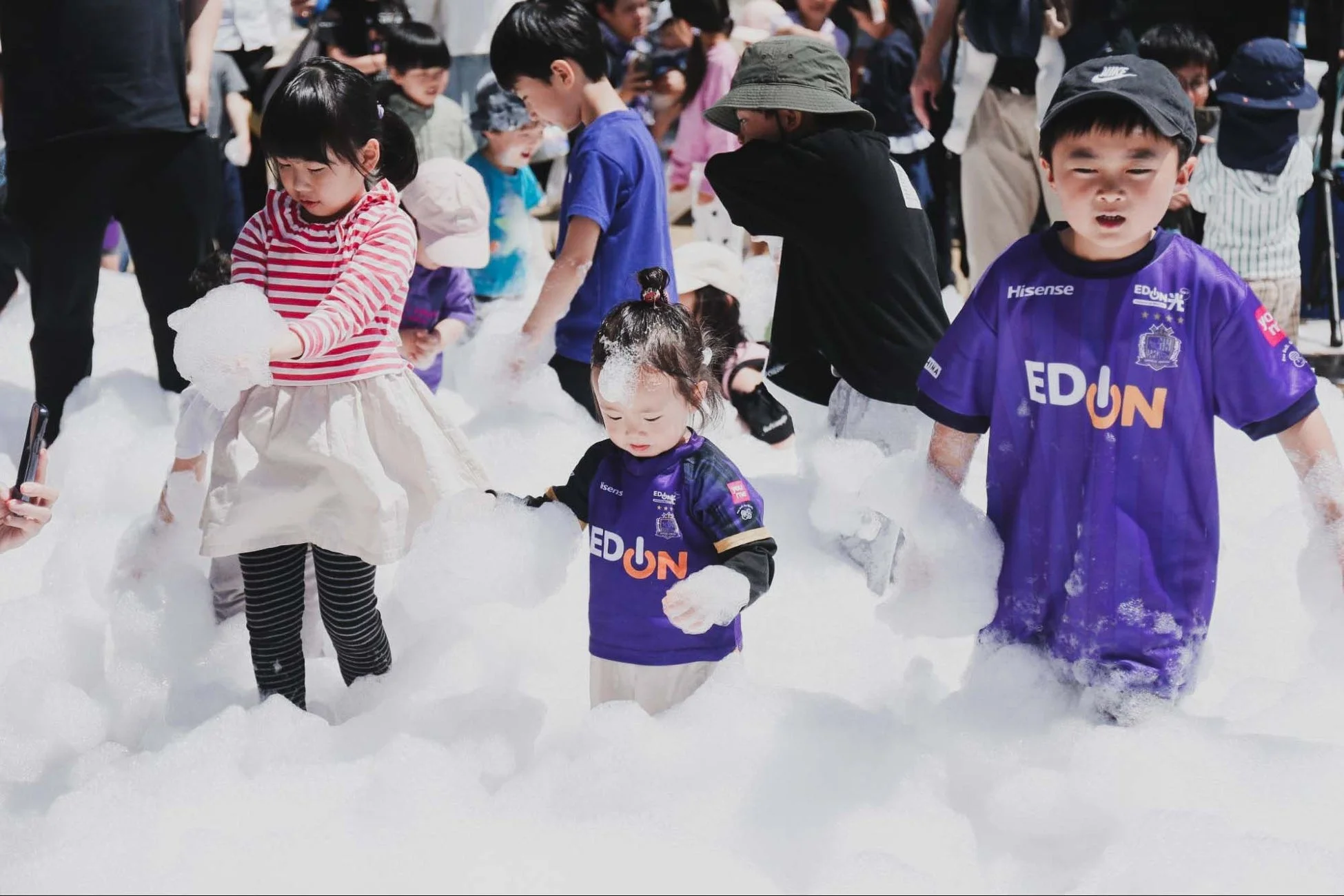 泡フェスで遊ぶ子どもたち