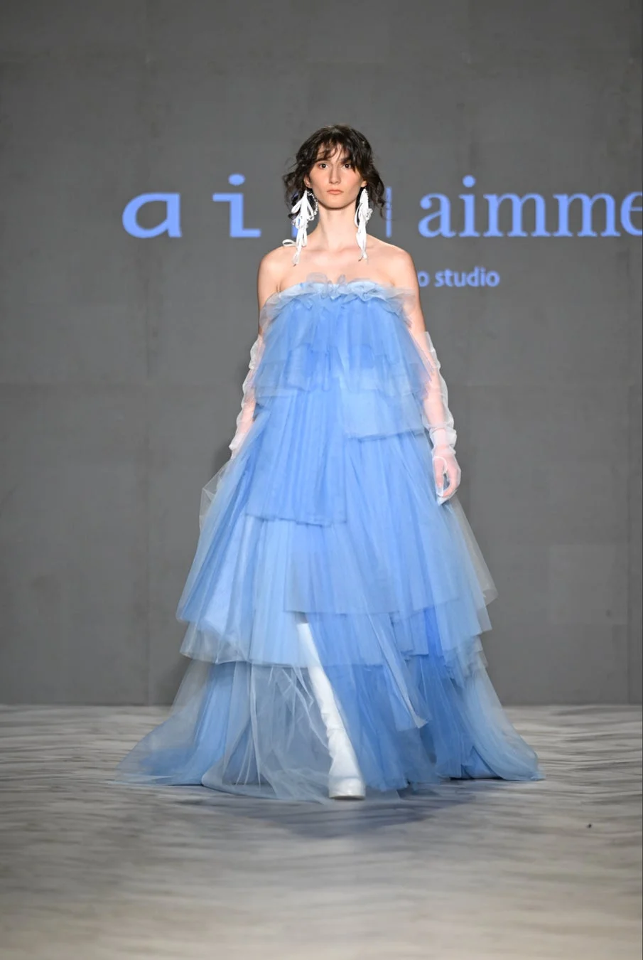 水色のチュールドレス