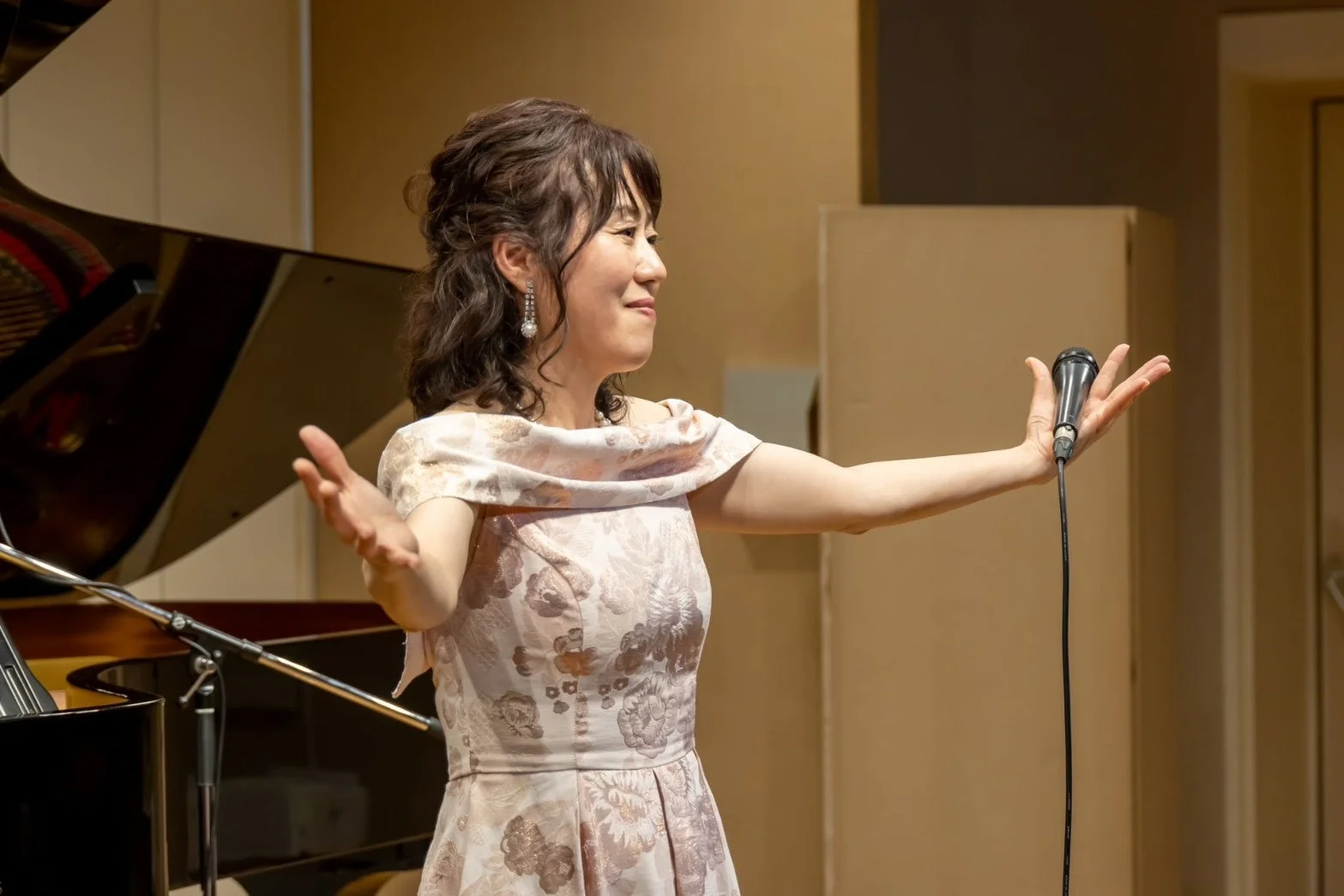 ステージ上の女性