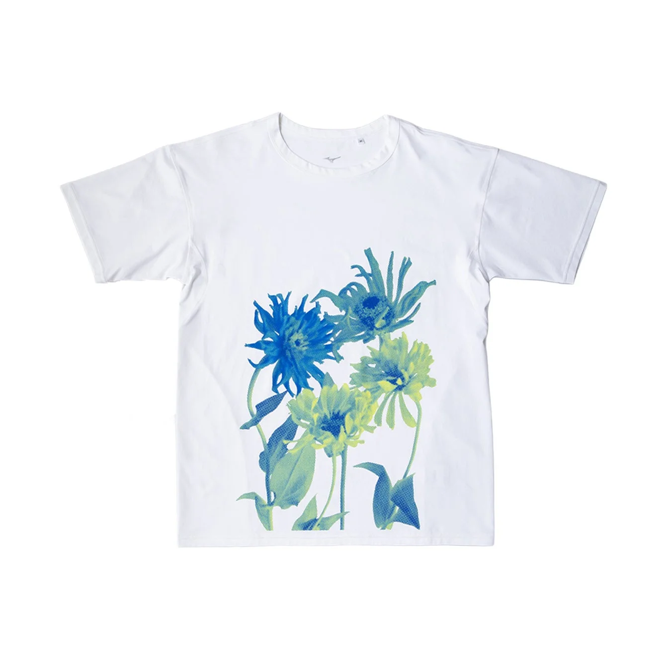 白いTシャツに青と緑の花柄がデザインされたカジュアルなトップスです。鮮やかな色合いが特徴的です。