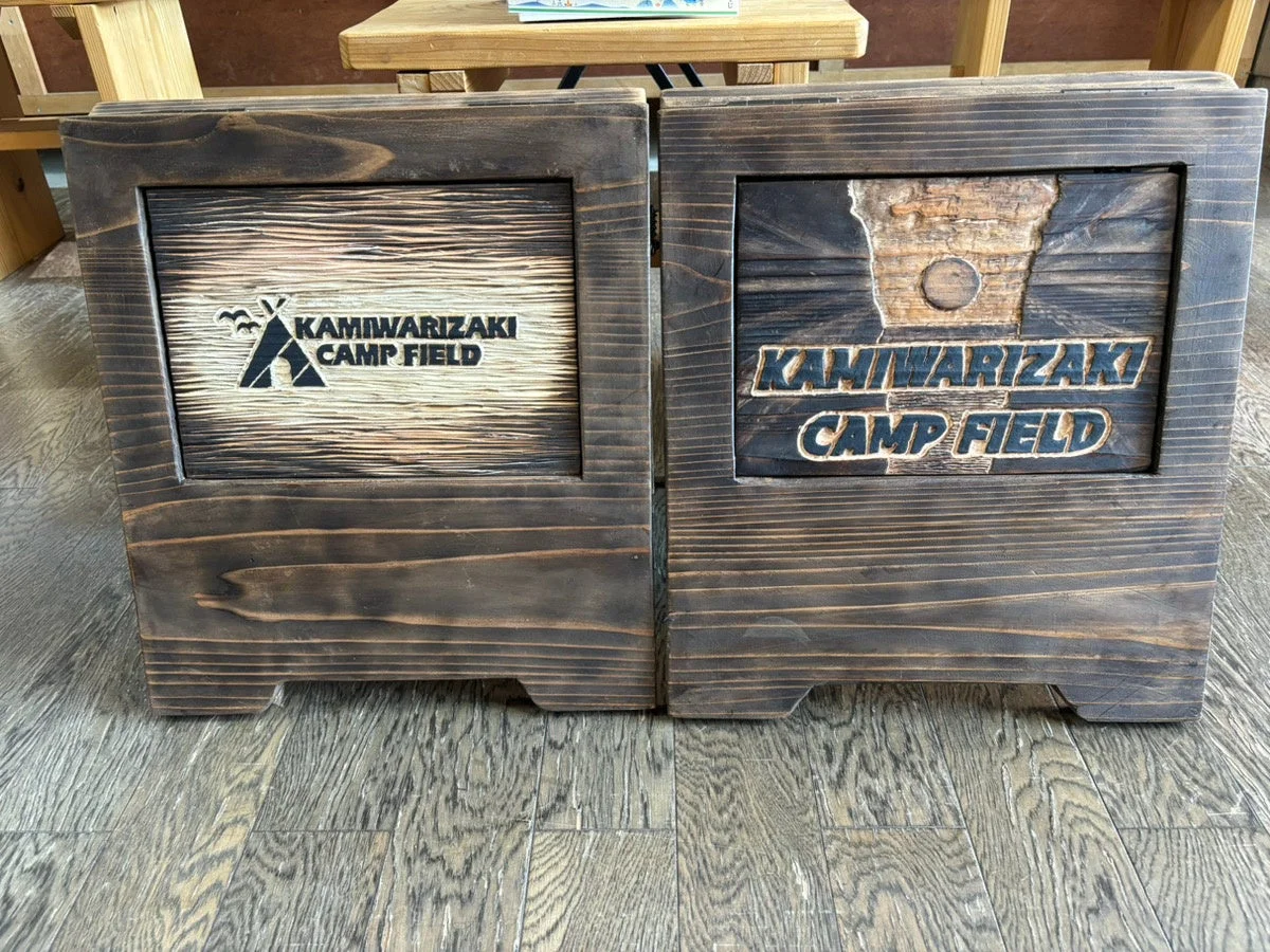 KAMIWARIZAKI CAMP FIELDの木製看板