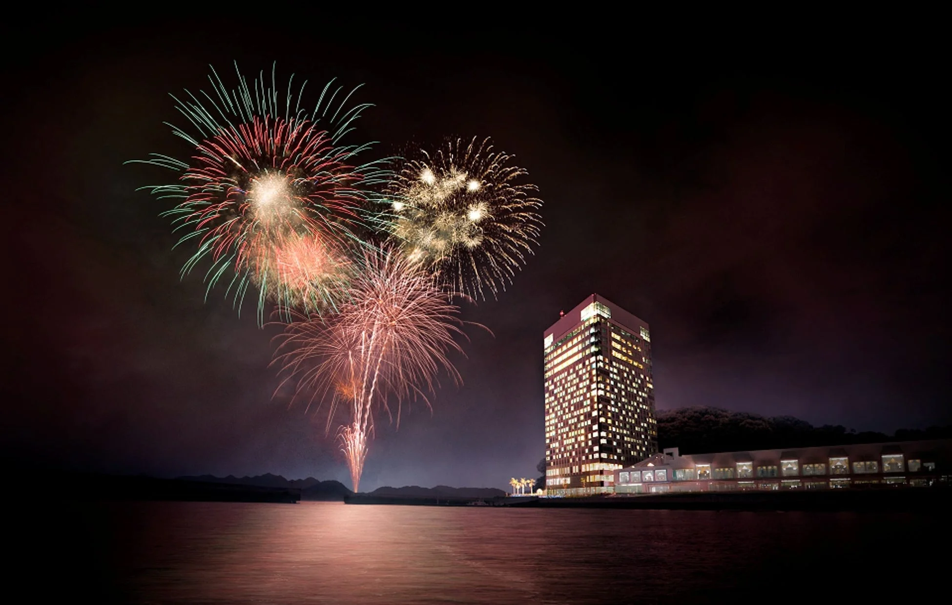 夜空に打ち上がる花火
