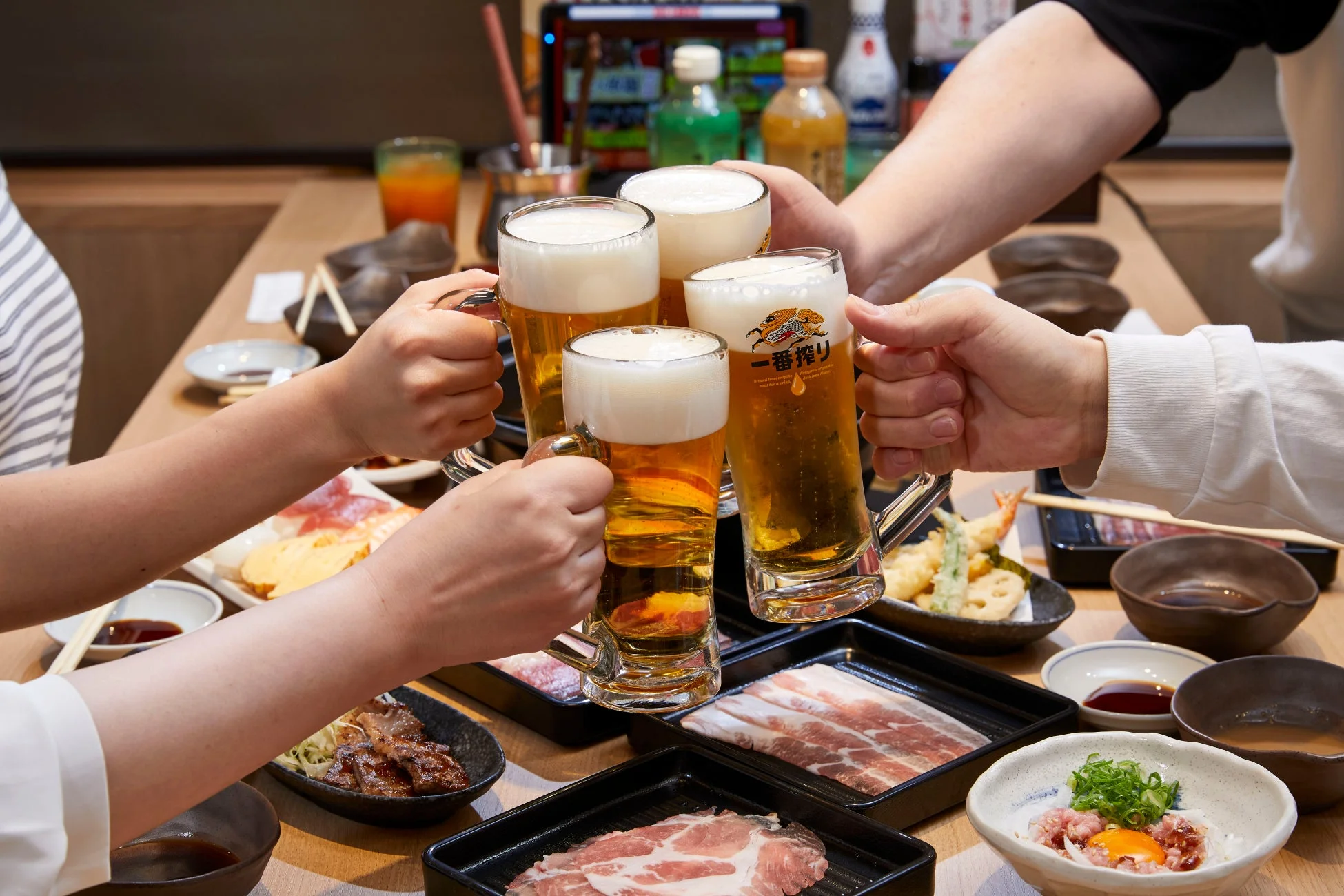 食事を楽しむ人々