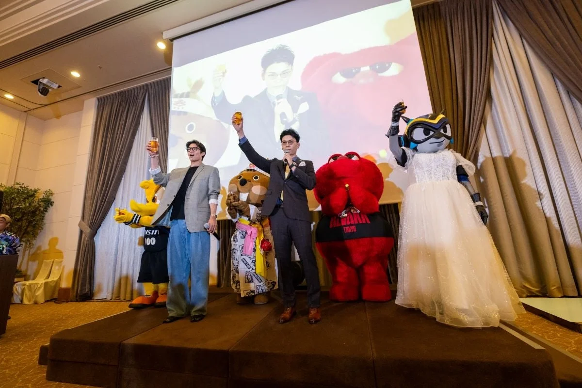 イベントで乾杯するマスコットキャラクターと出演者たち