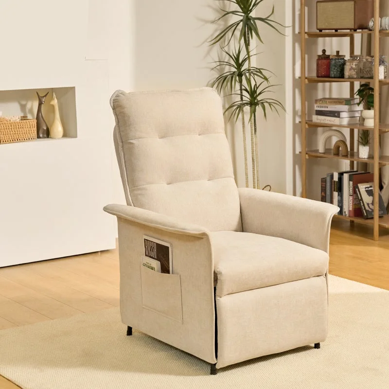 ベージュのリクライニングチェアが置かれた、明るく落ち着いたリビングルームの様子です。植物や本棚が配され、居心地の良い空間を演出しています。