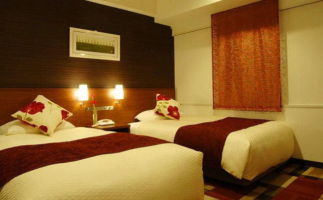 ホテルのツインルームの様子