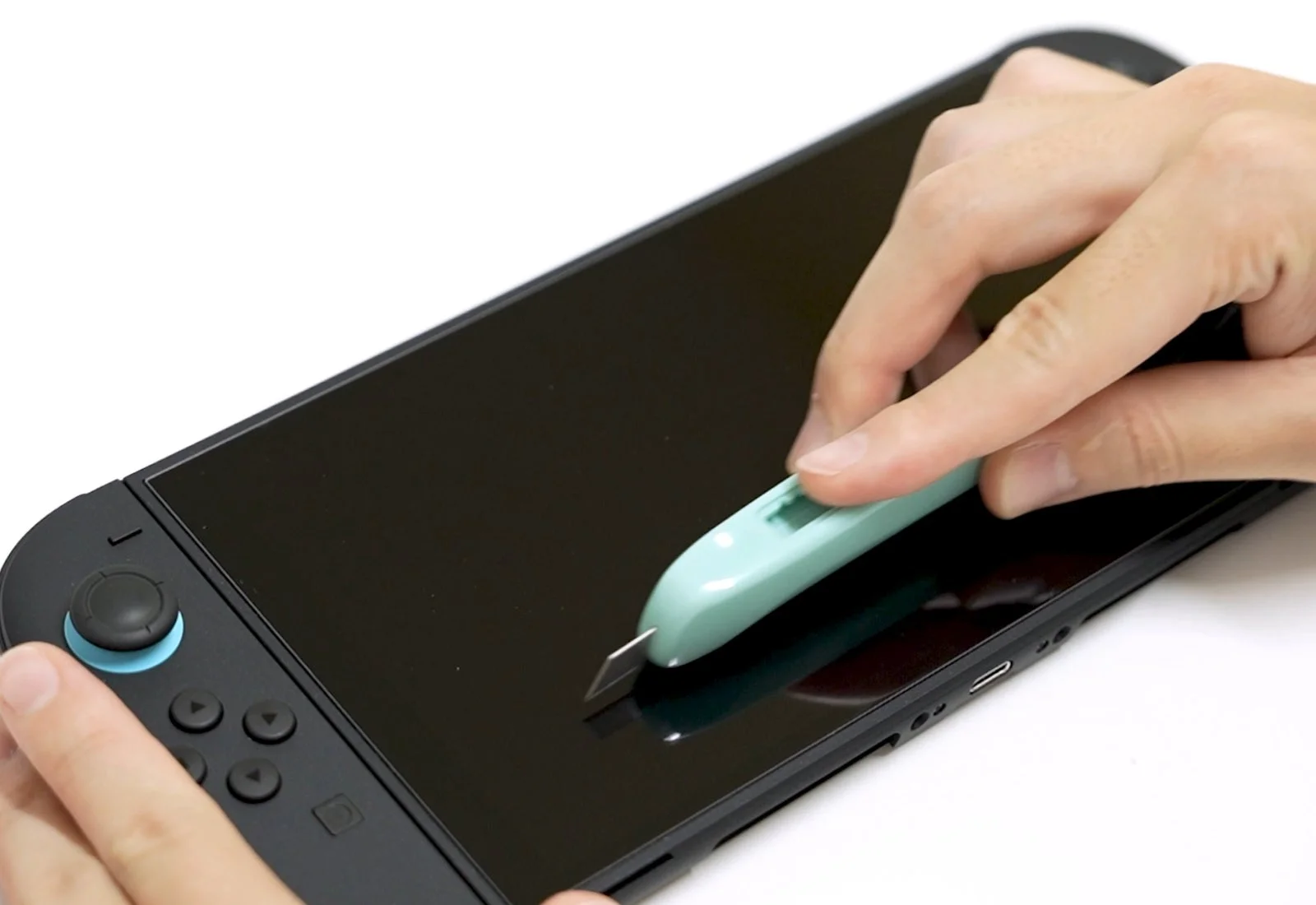 カッターナイフで耐久性を試すような写真