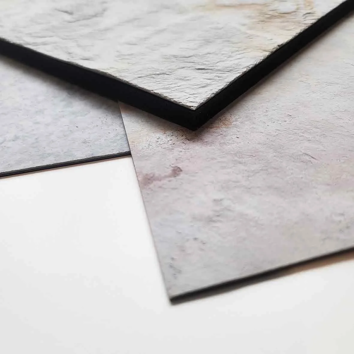 薄い石材風のタイルが重なる様子