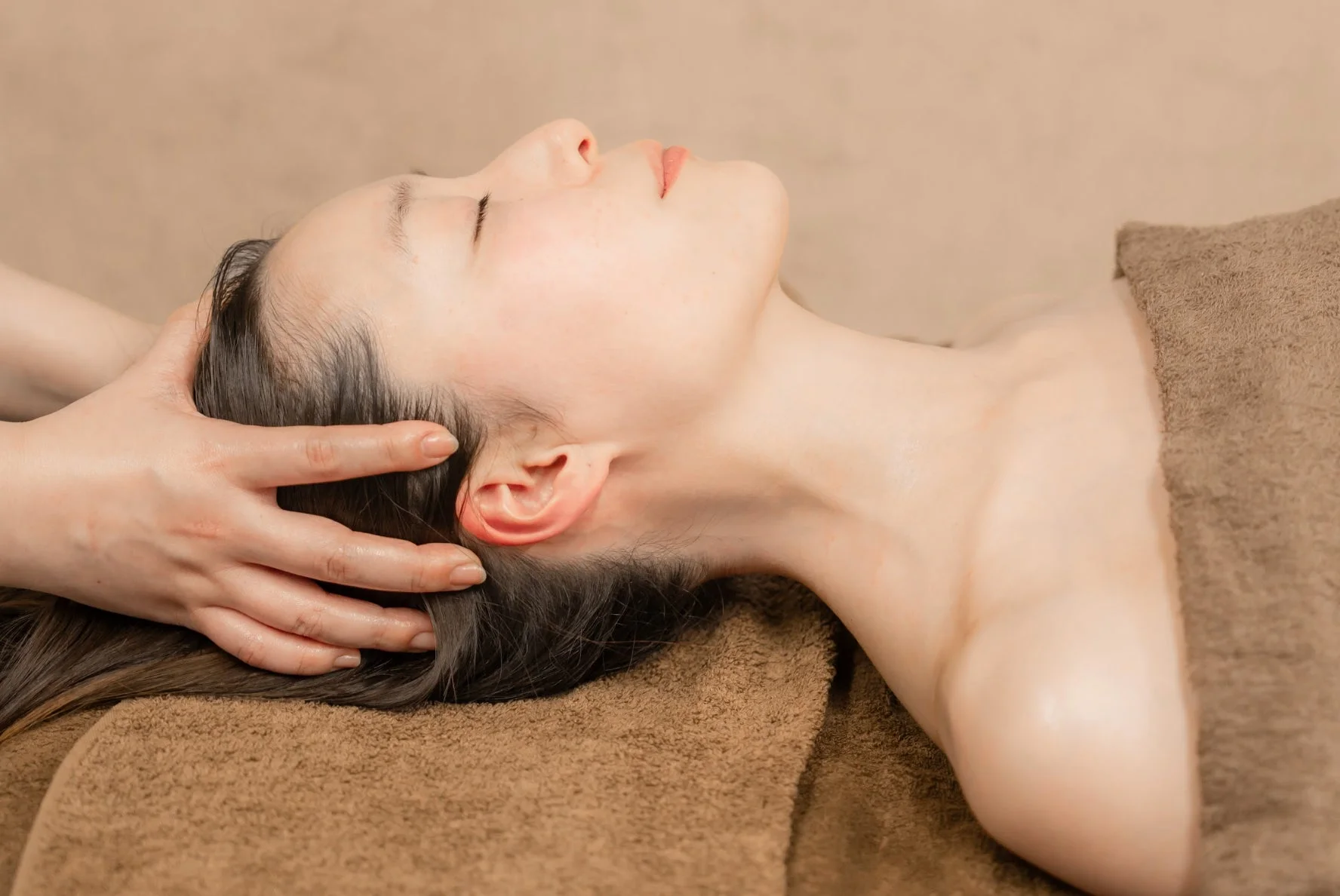 ヘッドマッサージを受けている女性