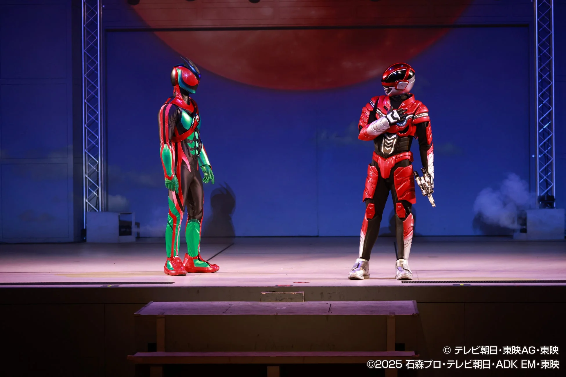 2体のヒーロー対峙