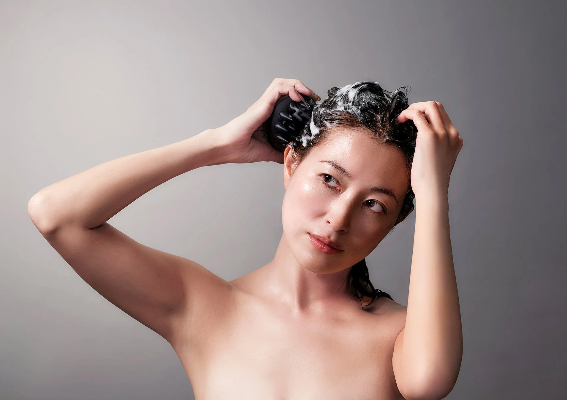 頭皮マッサージをする女性