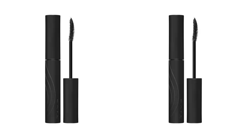 白い背景に、黒いマスカラが2本並んで置かれています。