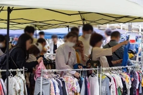 古着が並べられた屋外市場の様子