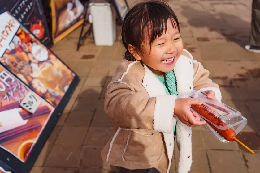 子供とコーン犬