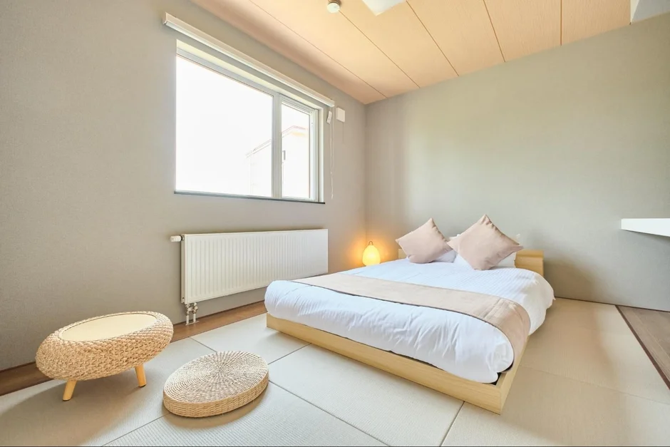 和モダンな寝室