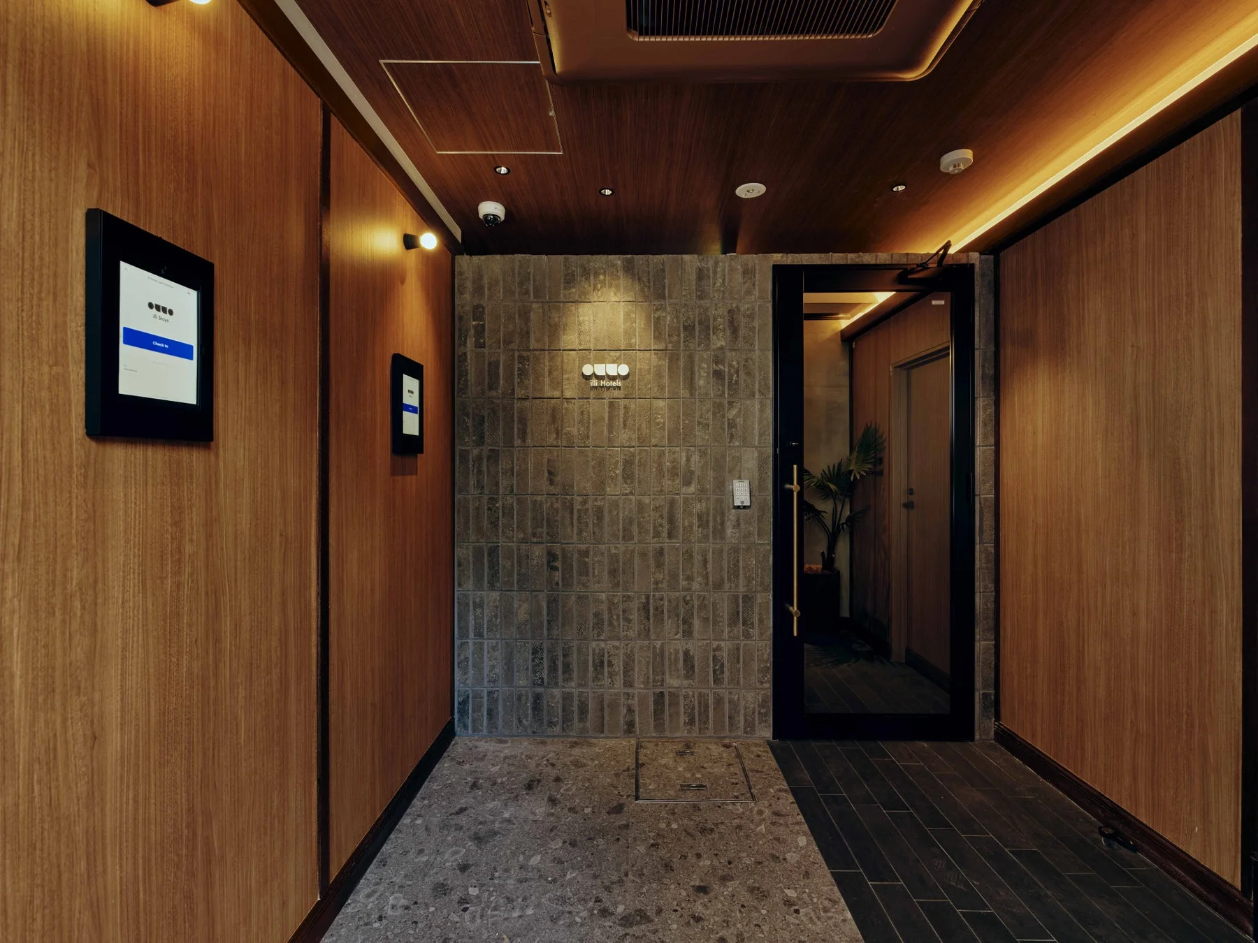 ホテルのエントランスとセルフチェックイン