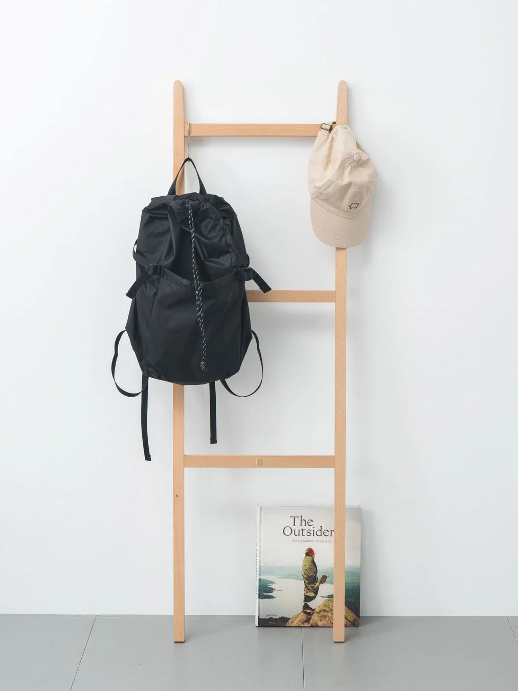 リュックサックやキャップが掛かったラダーラック
