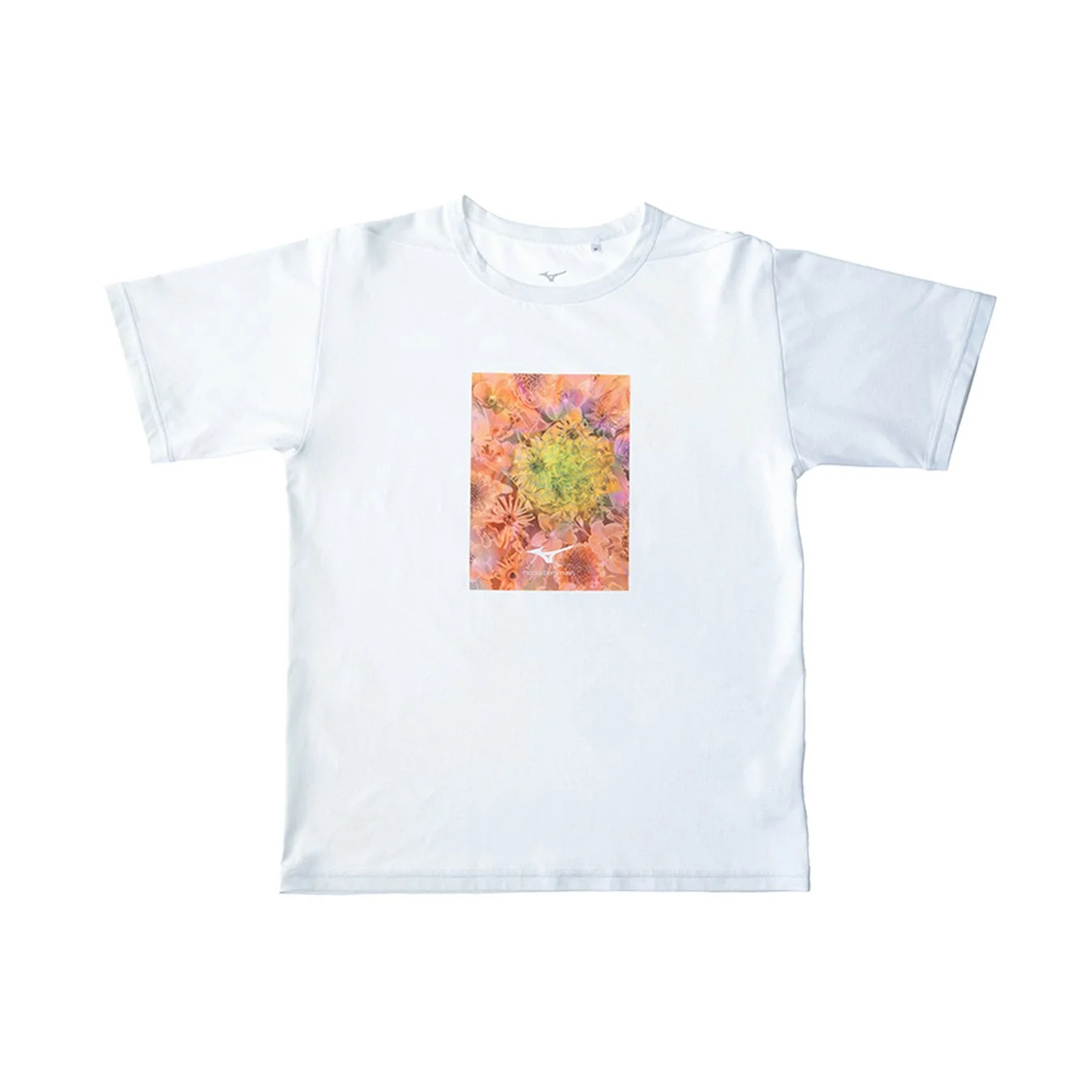 白い半袖Tシャツの中央に、オレンジやピンク、黄色、緑の鮮やかな花柄がプリントされています。カジュアルなデザインで、Mizunoのロゴも確認できます。