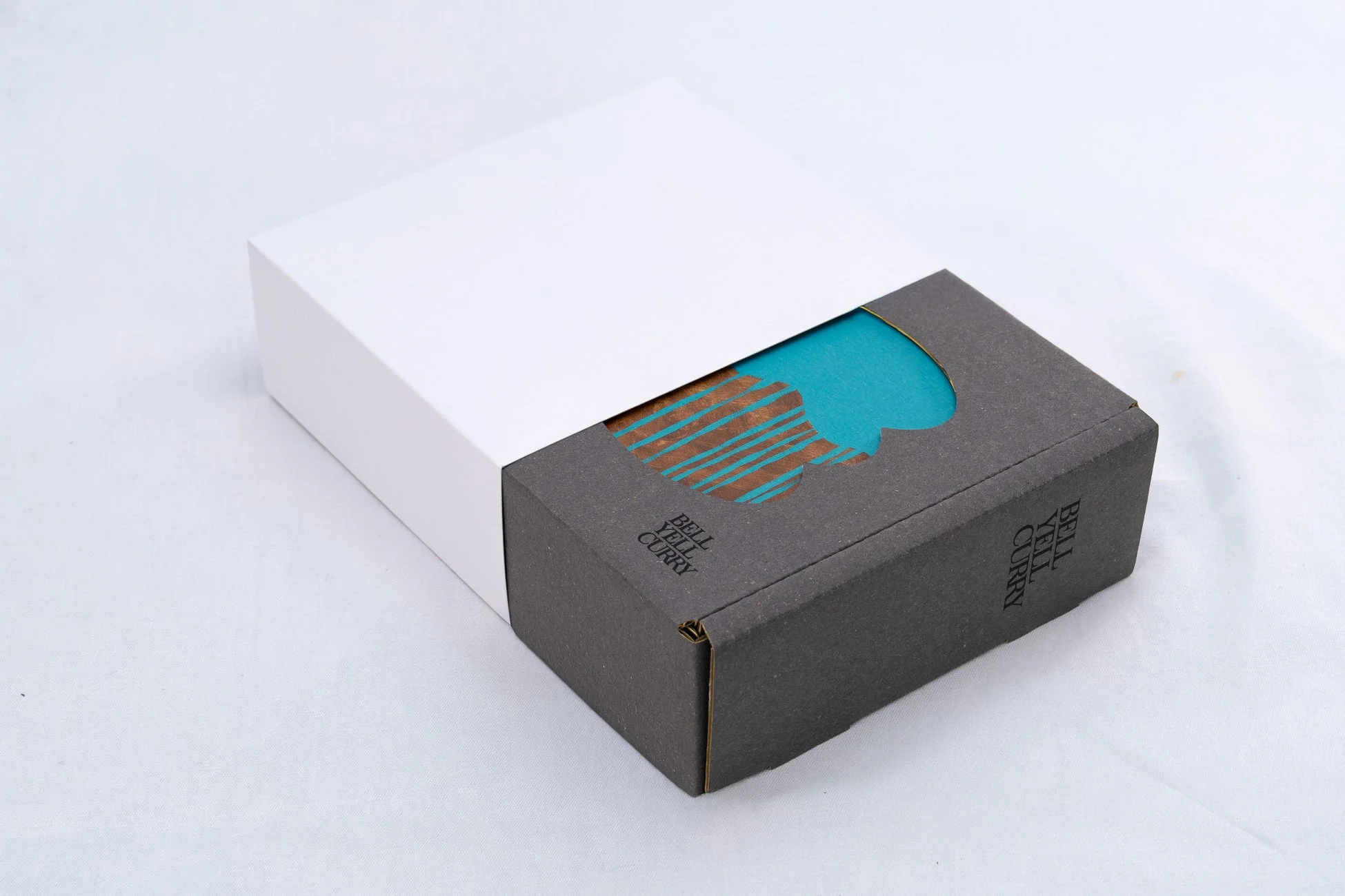 白いスリーブに収まったギフトボックス