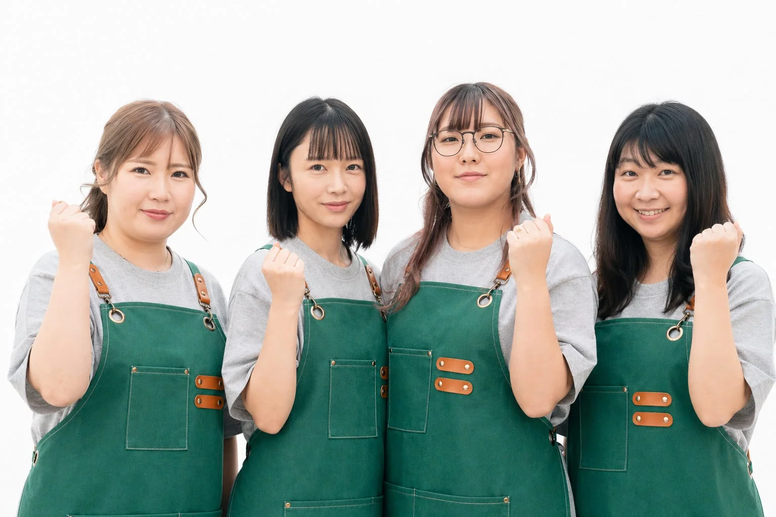 ガッツポーズをする女性スタッフ