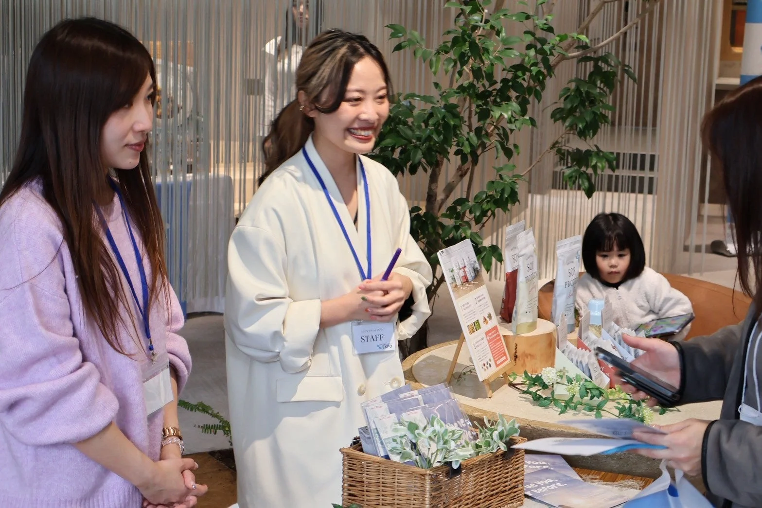 スタッフと交流する来場者