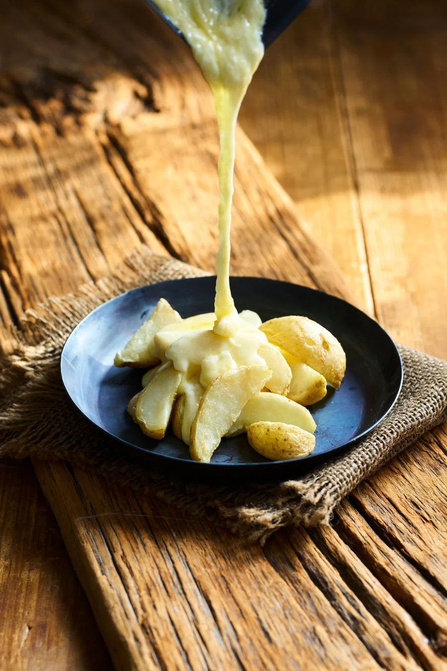 皮付きフライドポテトのラクレットチーズがけ