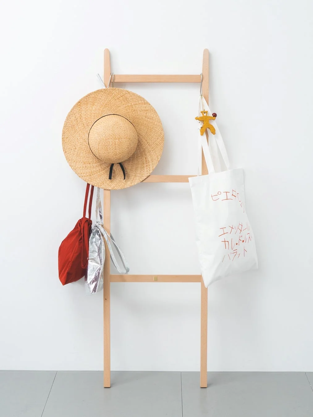 麦わら帽子やバッグが掛かったラダーラック