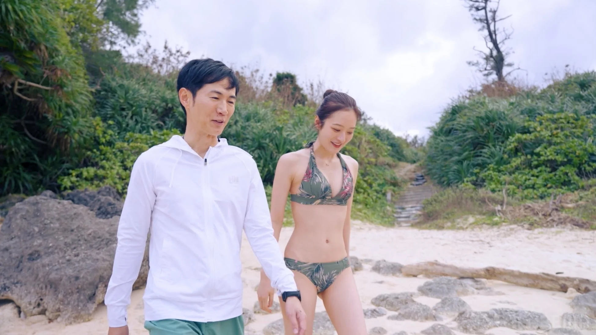 ビーチを散歩するカップル