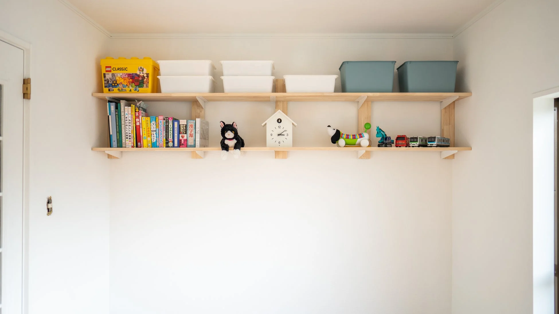 子ども部屋のような整理された木製棚