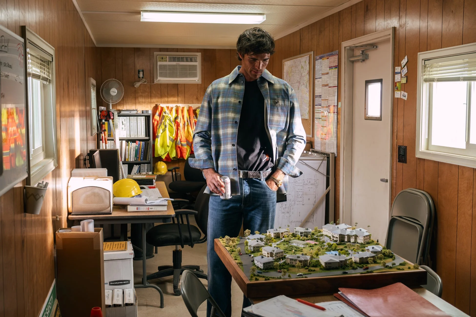 建築模型を見る男性