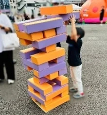 屋外で巨大ジェンガを楽しむ子供