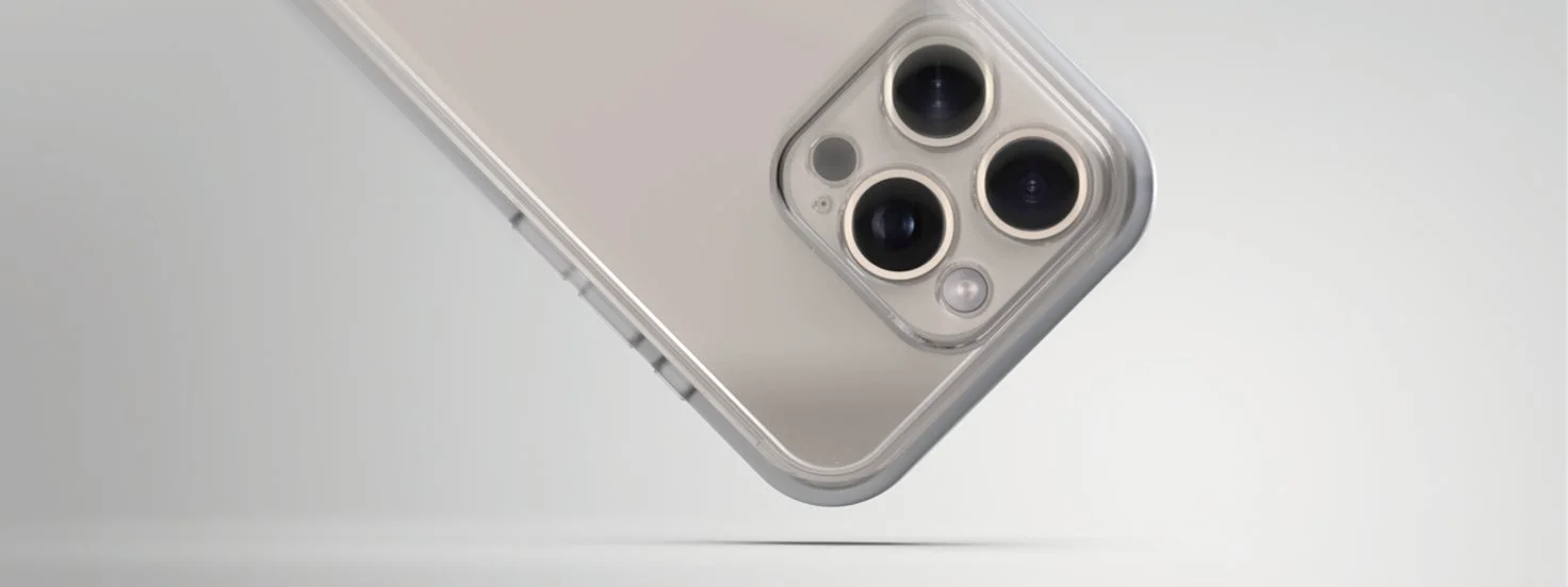 透明なケースを装着したスマートフォンの背面