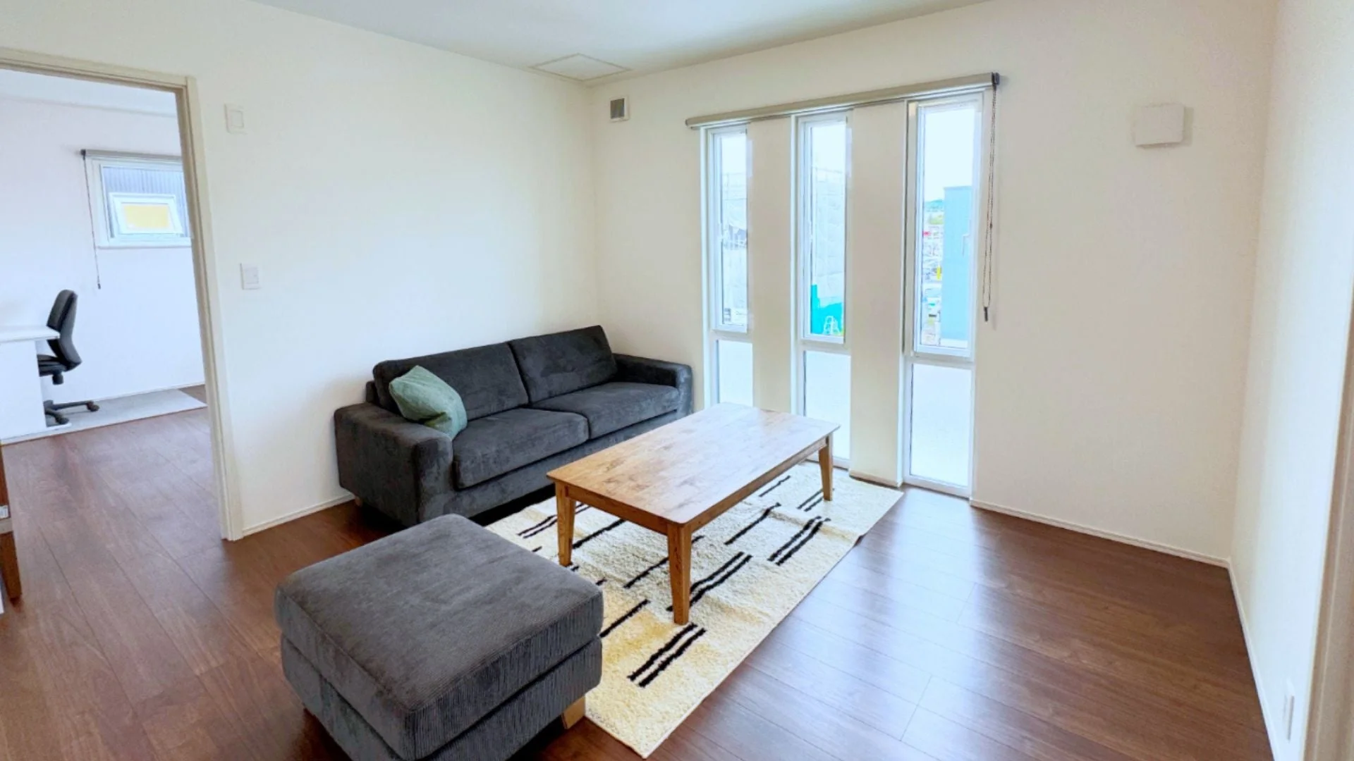 モダンなリビングと書斎