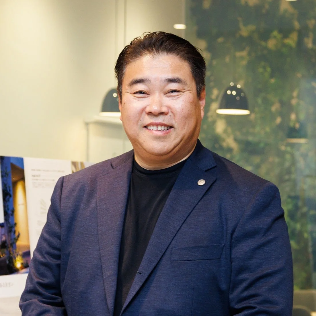 笑顔で正面を向いているアジア系の男性のポートレート