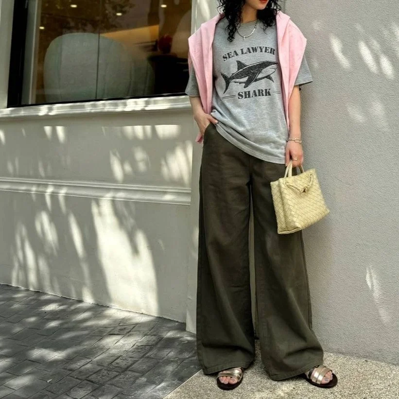 グレーTシャツとカーキのワイドパンツ