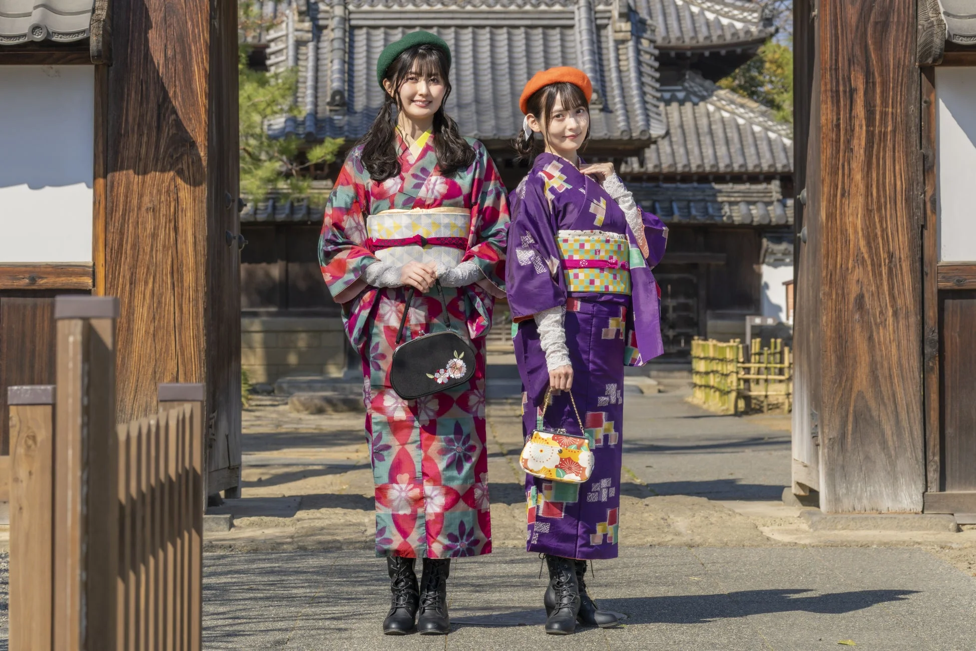 着物姿で街歩きを楽しむ上坂すみれさんと駒形友梨さん