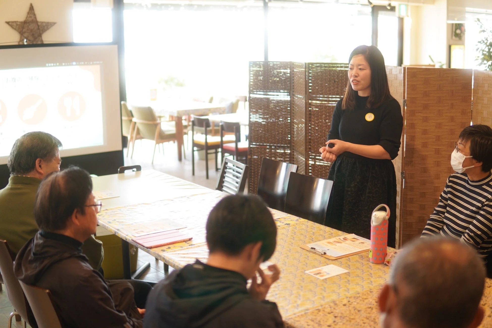 プレゼンテーションを行う女性と参加者