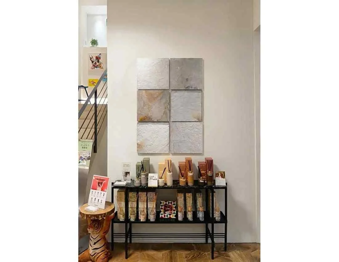 香りの製品や雑貨が並ぶ個性的なインテリア店舗ディスプレイ