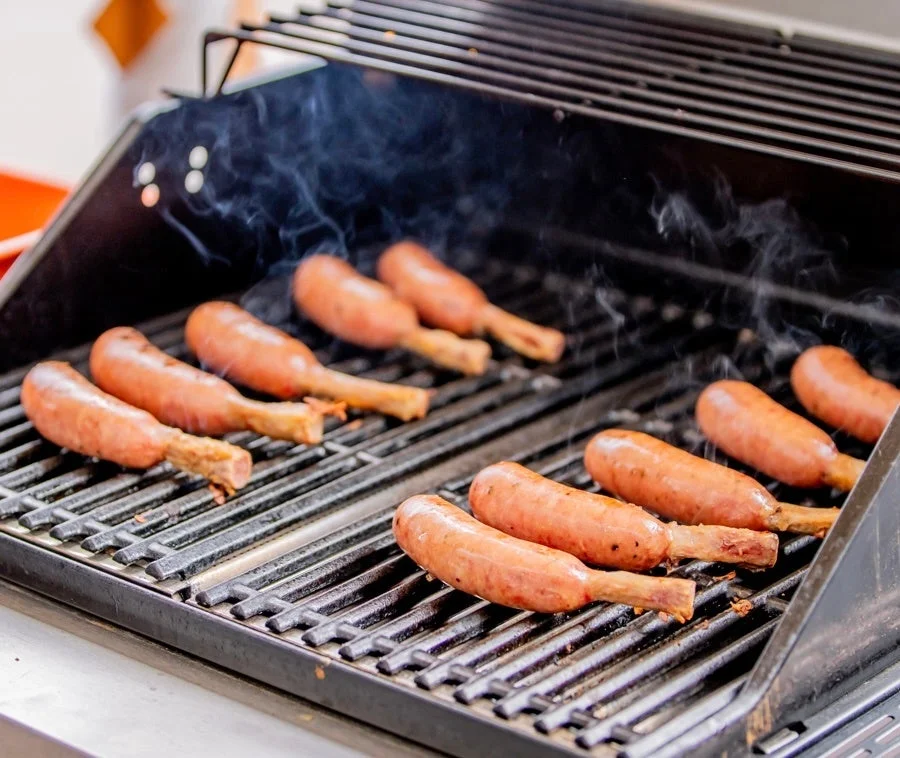 グリルで焼かれるソーセージ
