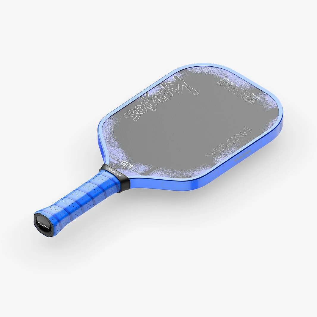 青いグリップと縁取りが特徴的なピックルボール用のパドル