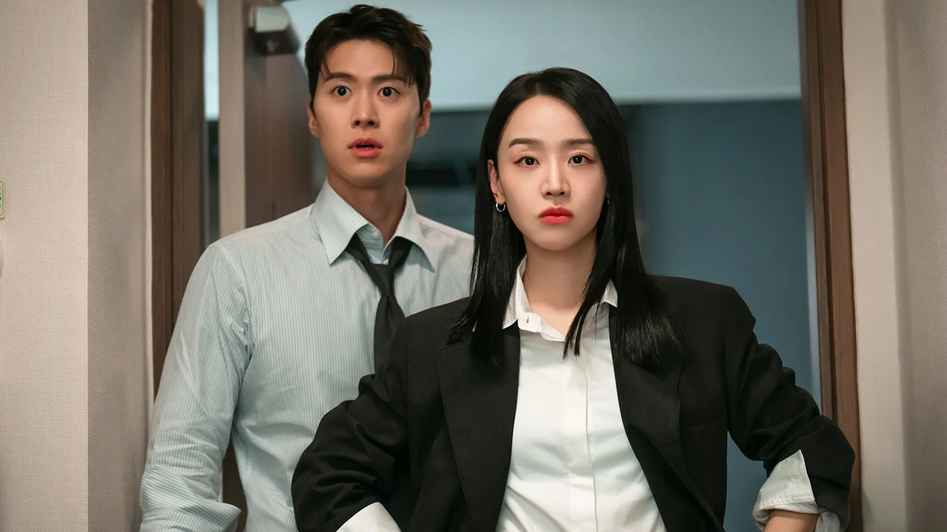 驚いた表情の男女