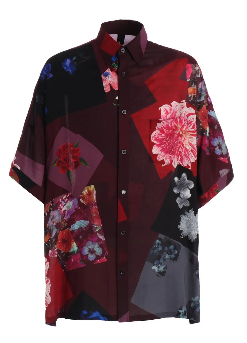 ボルドー、レッド、ブラックを基調とした、花柄と幾何学模様が組み合わされたパッチワークデザインの半袖シャツ。