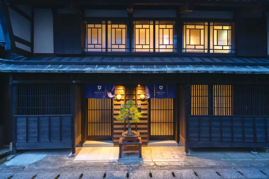 ホテル外観（夜、盆栽）