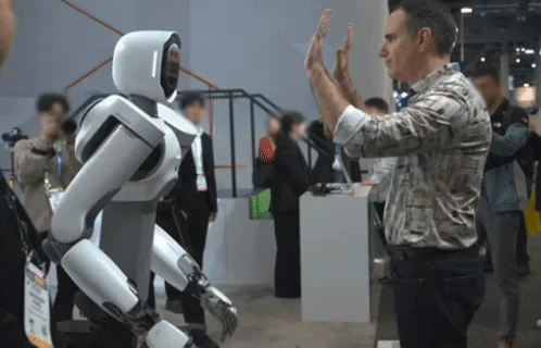 ヒューマノイドロボットと男性