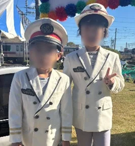 制服を着た子どもたち