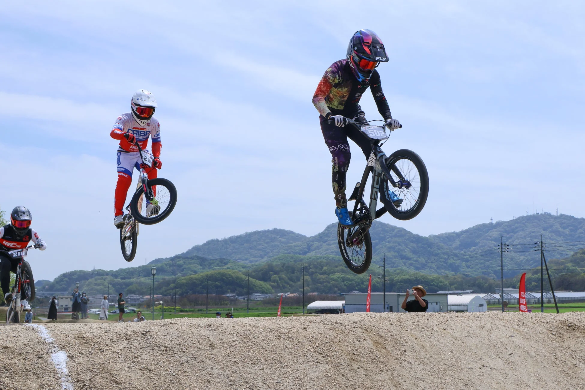 BMXレースでジャンプするライダー
