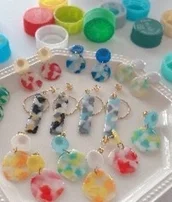 ペットボトルキャップをリサイクルしたピアスやイヤリング
