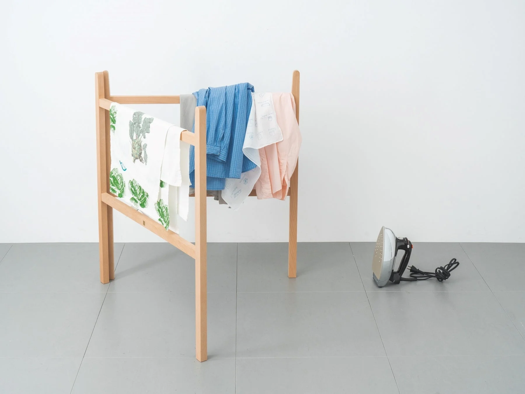 洗濯物が掛けられたタオルラック
