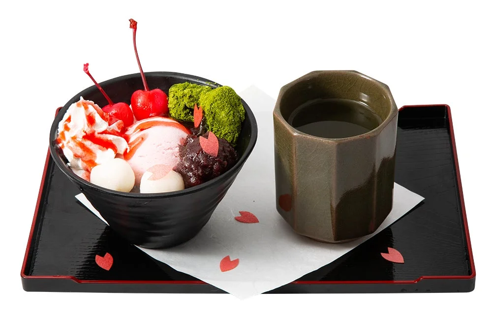 桜色のアイスクリームと白玉団子の和風デザート