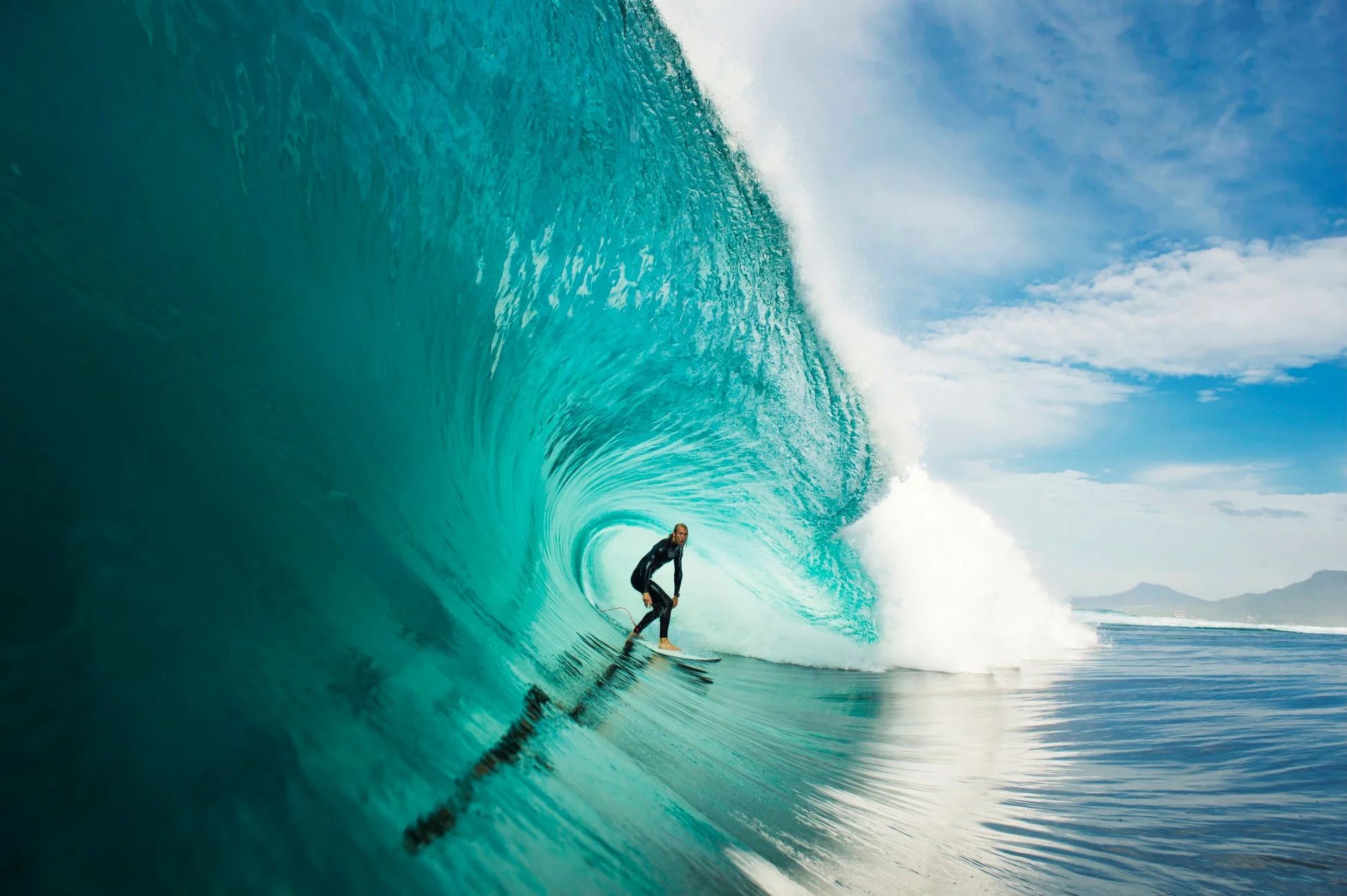 サーファーが波をチューブライディングする様子